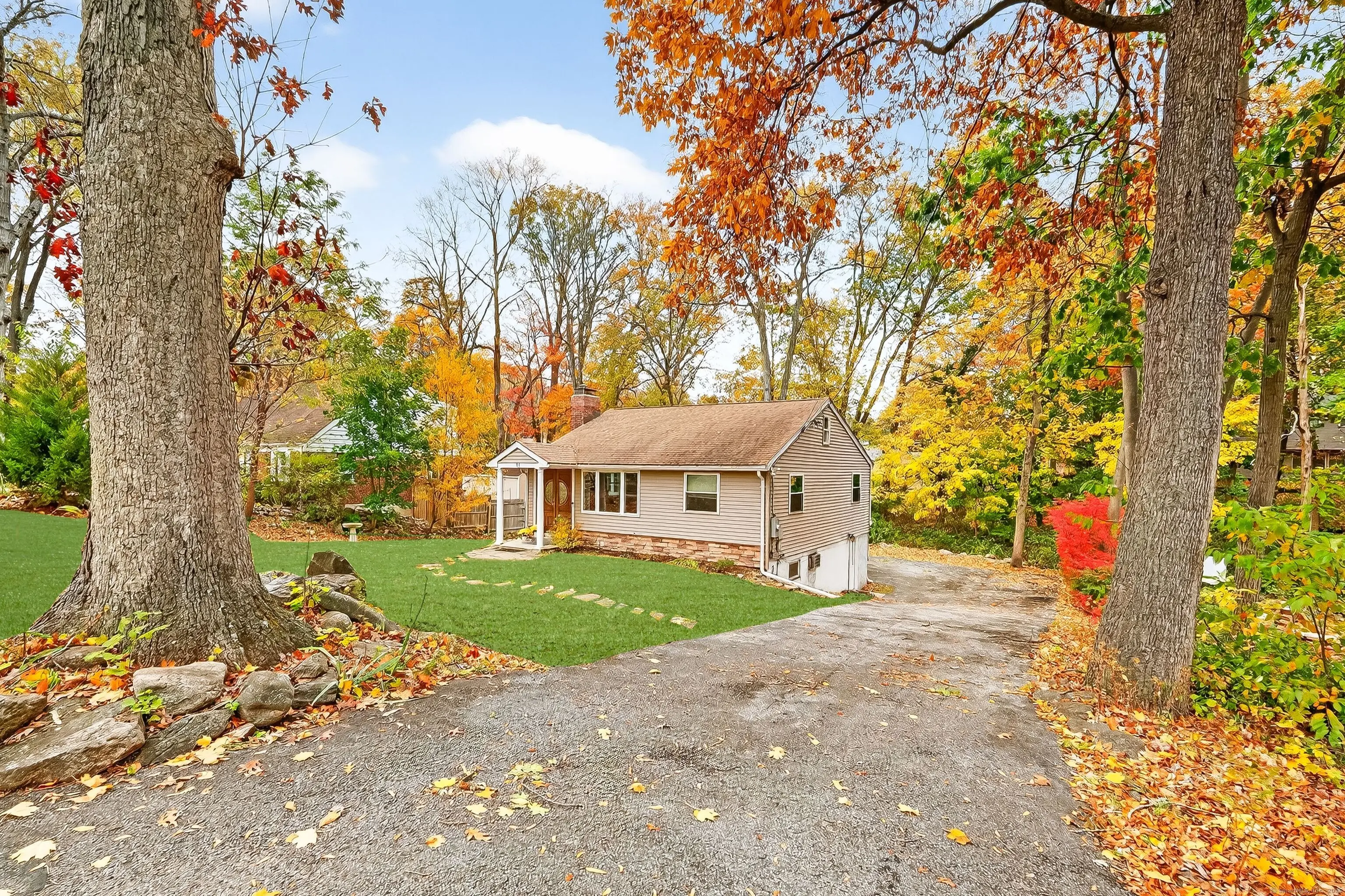 31 Woodridge Drive South, Stamford