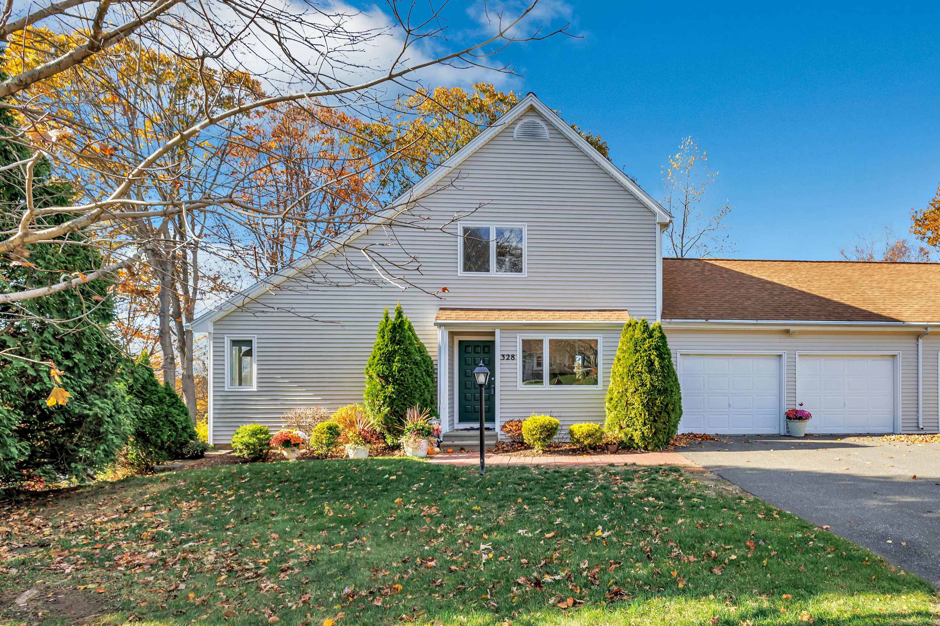 328 Navajo Loop 328, Shelton