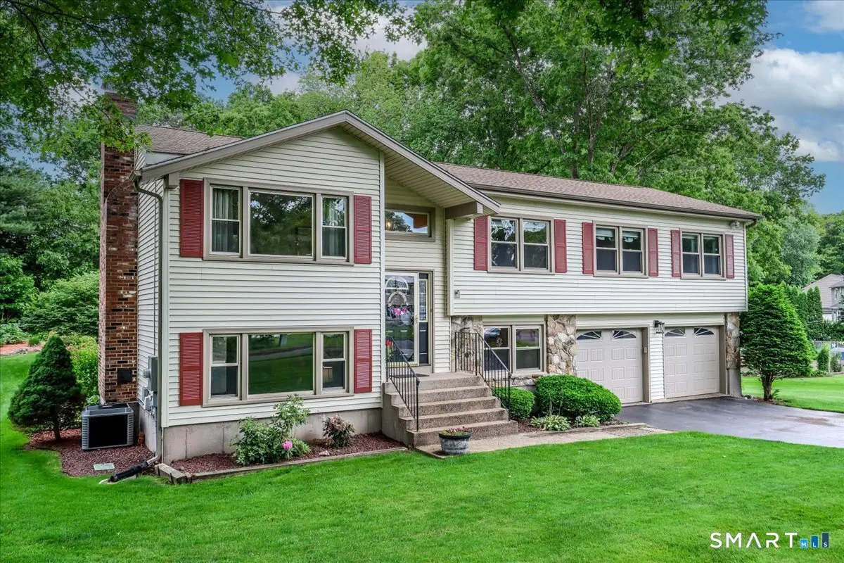 20 Valley Forge Court, Southington