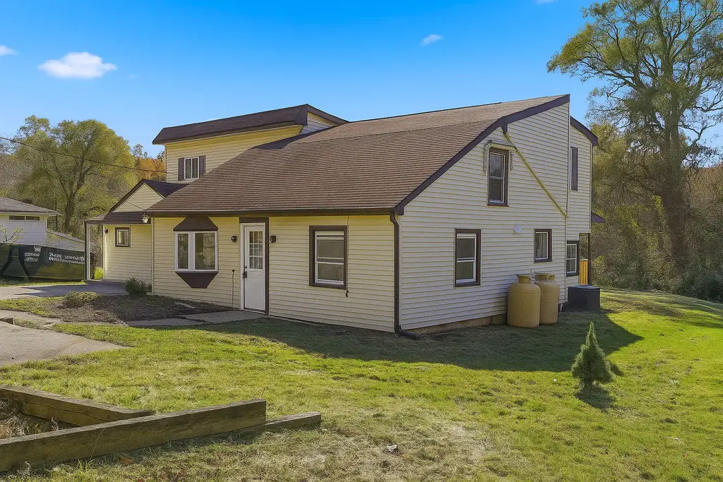 18 Pautipaug Hill Road, Sprague