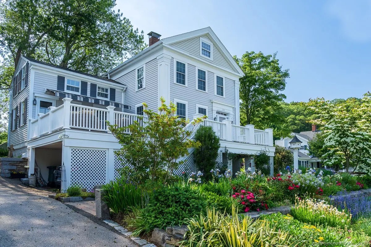 105 River Road, Groton