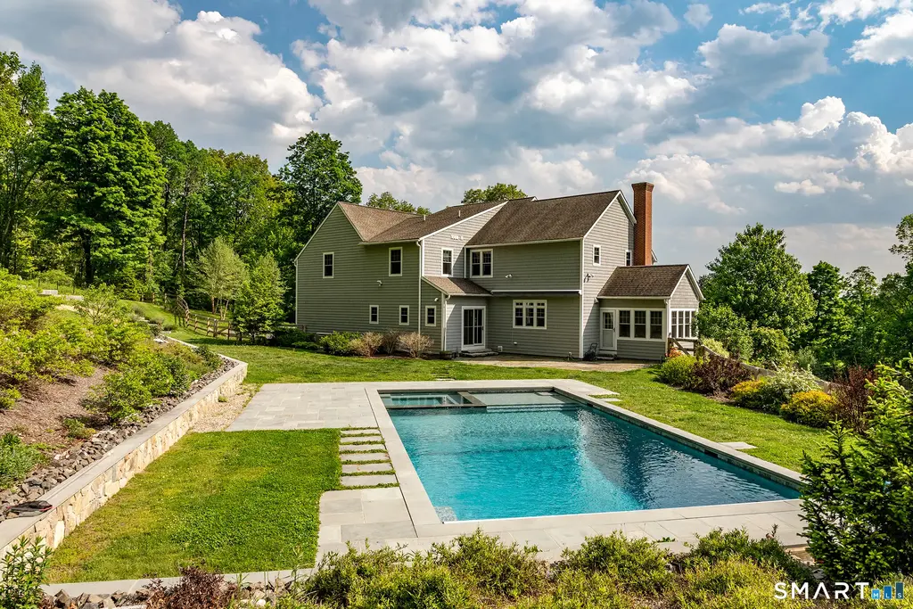 18 Ranney Hill Road, Roxbury