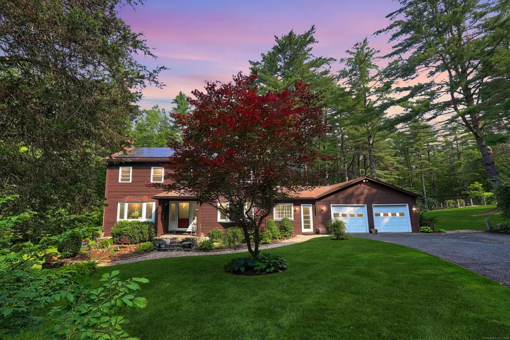 11 College Hill Road, North Canaan