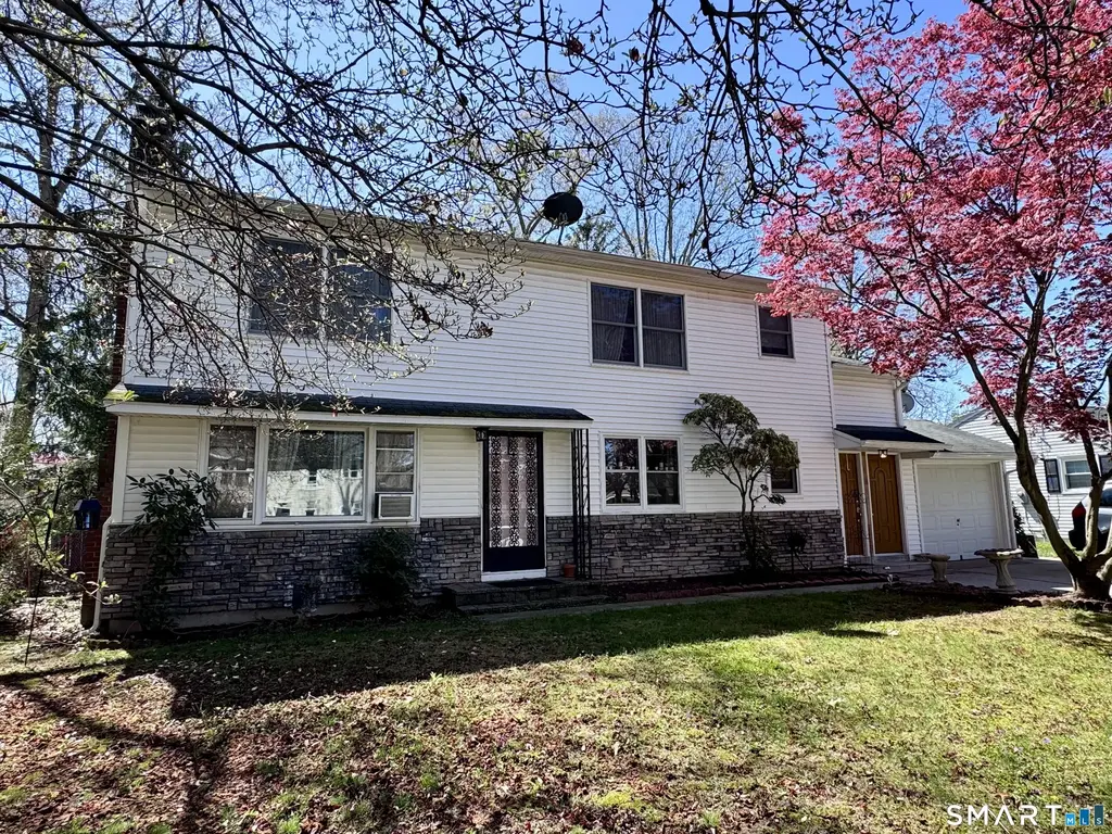 8 Oakridge Drive, Enfield