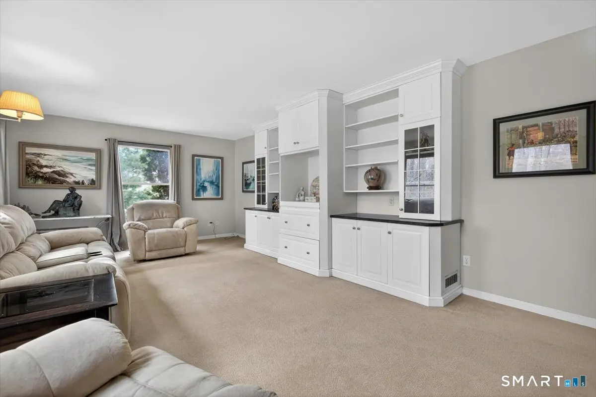 15 Farm Brook Court, Hamden