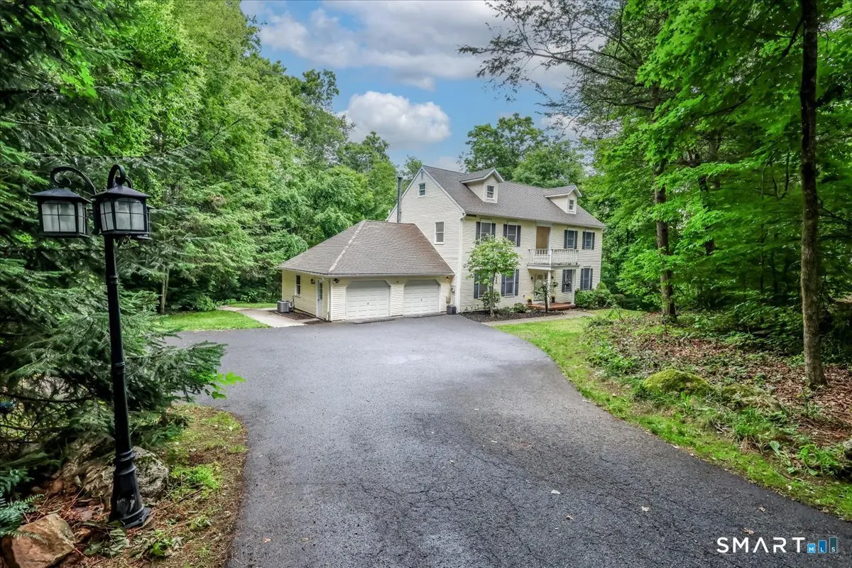 33 Greenknoll Drive, Brookfield