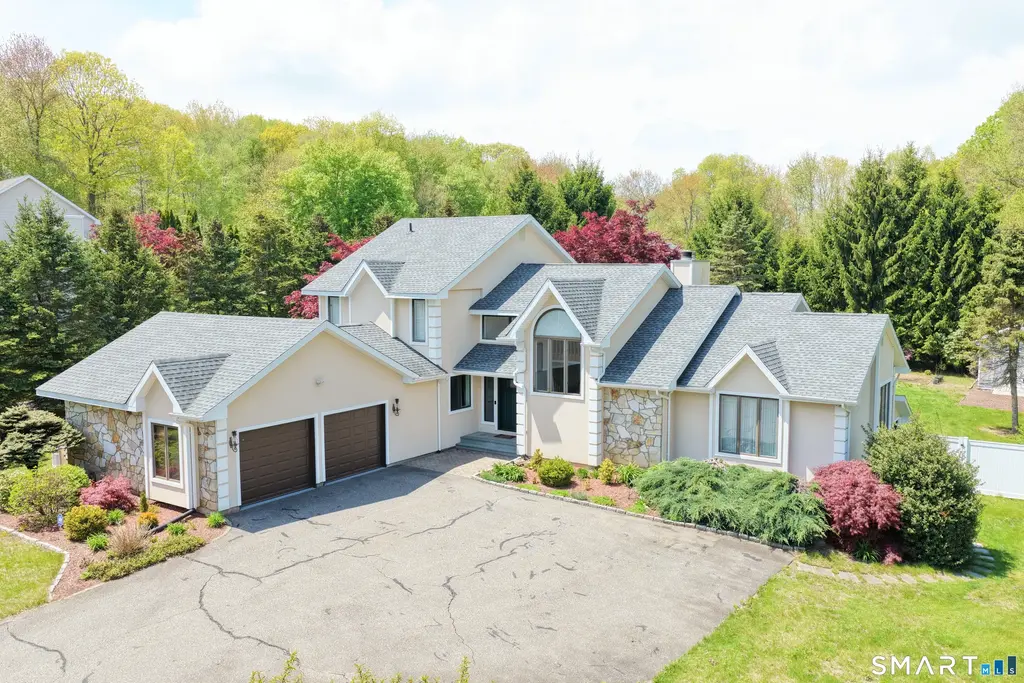 2 Executive Hill Road, Wolcott