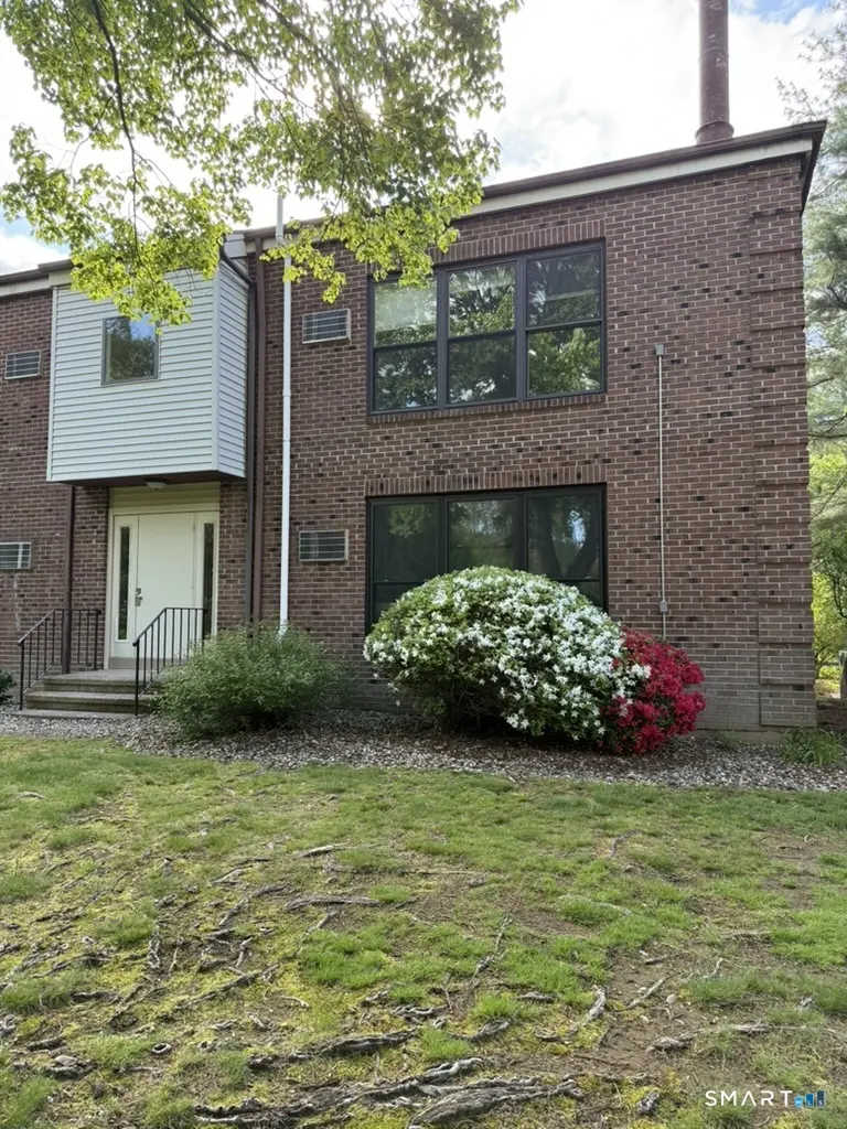 104 Wellington Drive 104, Farmington