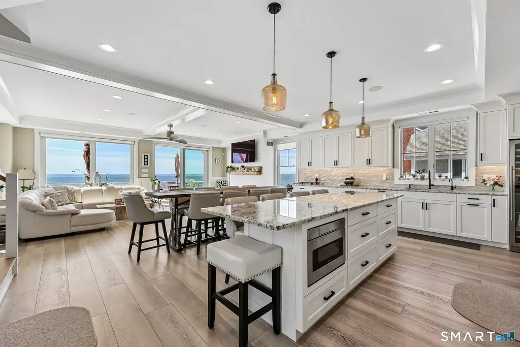 99 Shore Road, Clinton