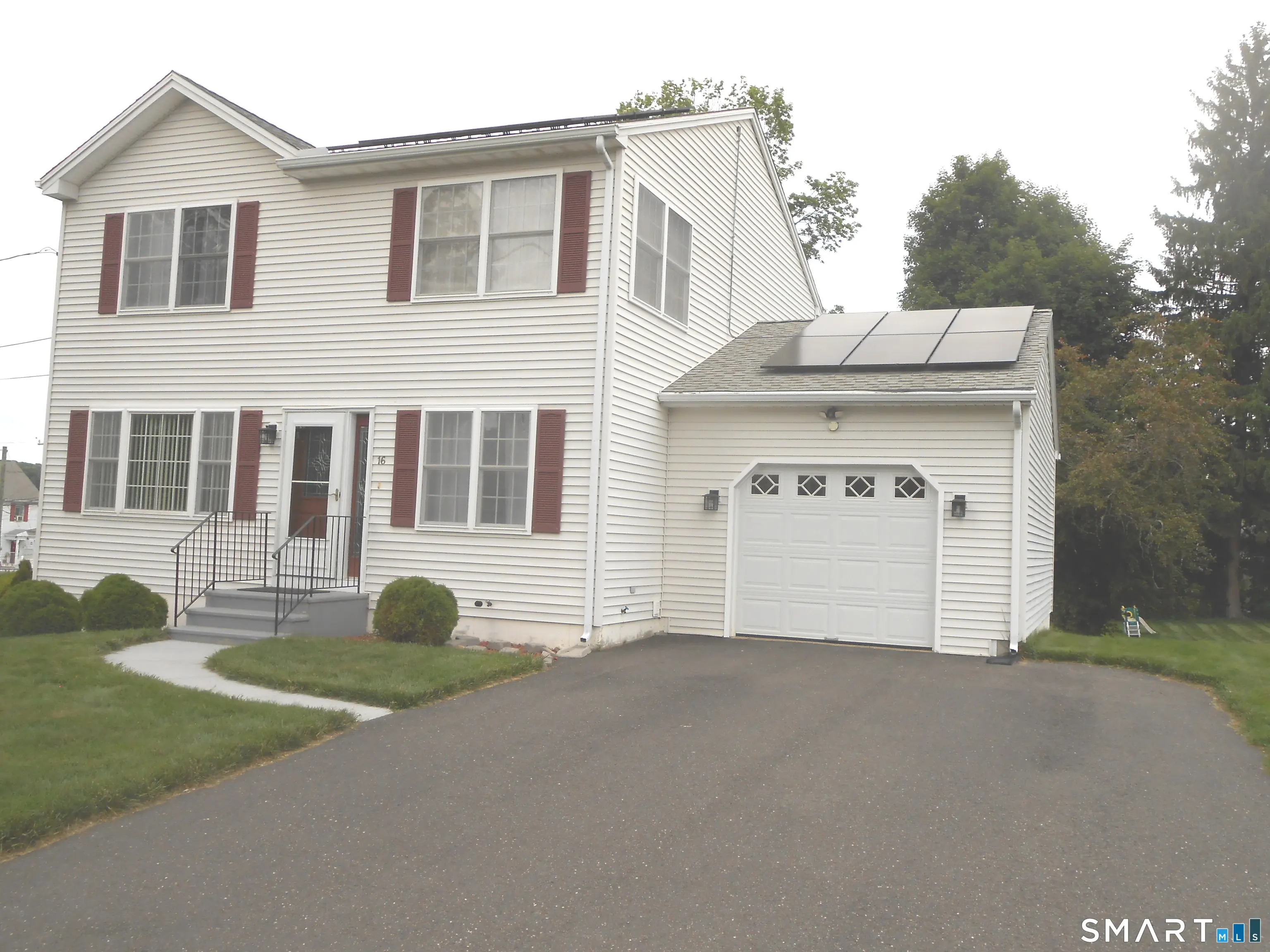 16 Hickory Road, Naugatuck