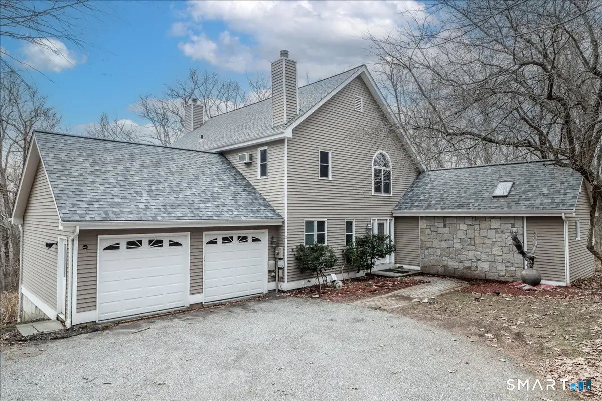 8 Pebble Lane, New Milford
