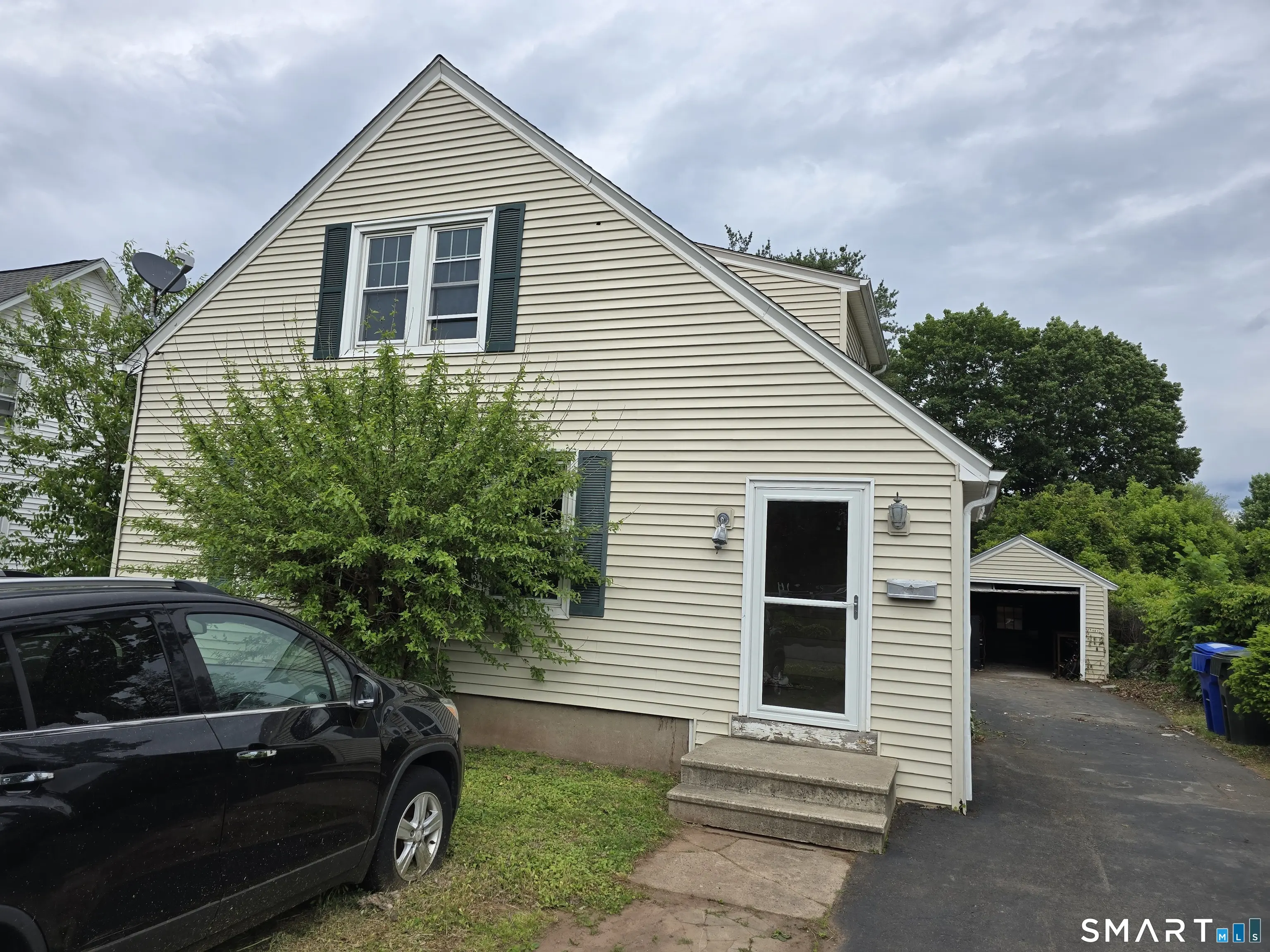 14 Center Court, Newington