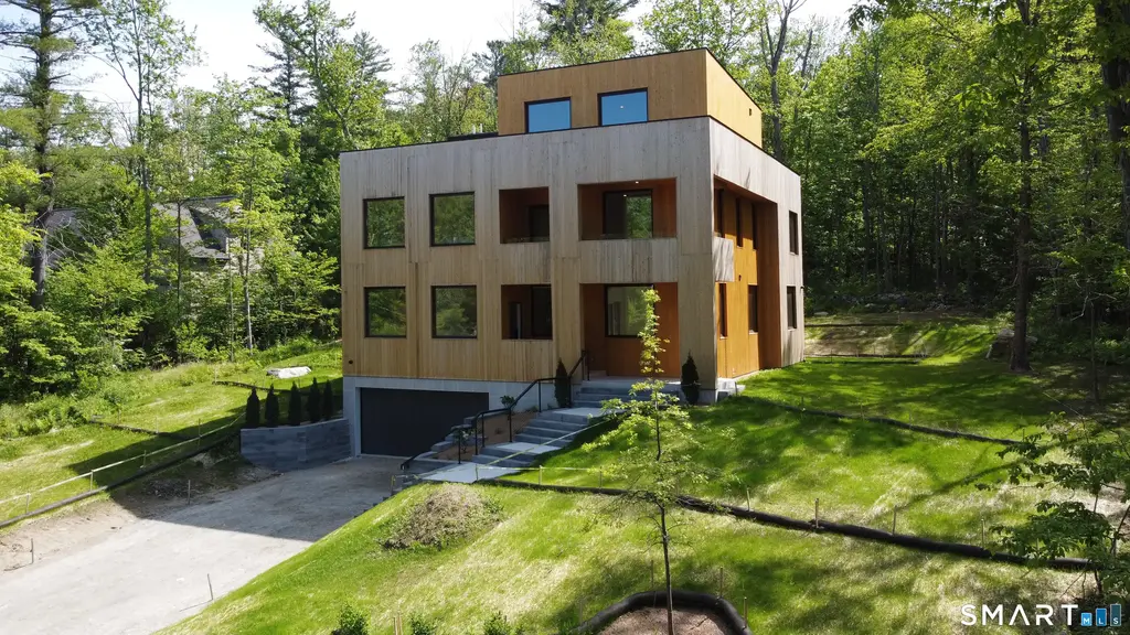 205 East Hyerdale Drive, Goshen