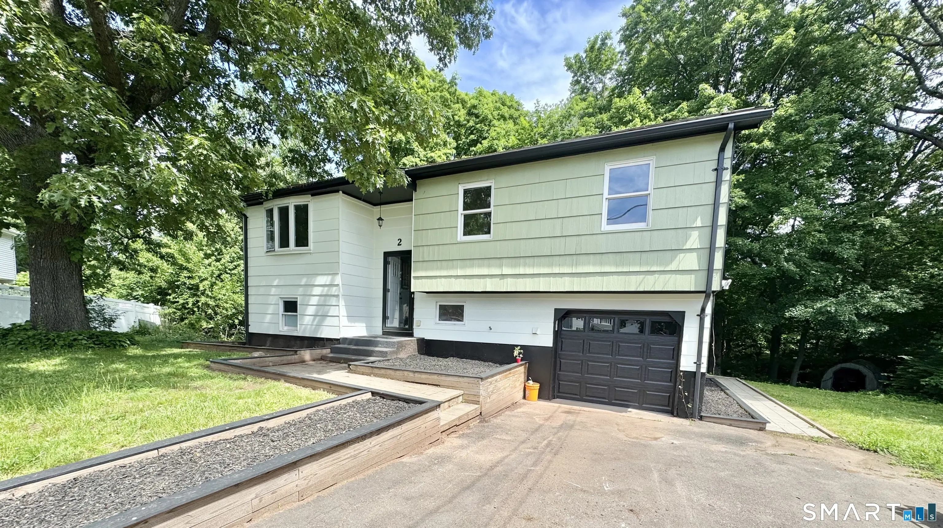 2 Heather Road, Hamden