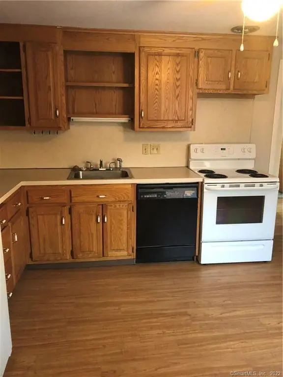 21-27 Hartford Avenue 11, Newington