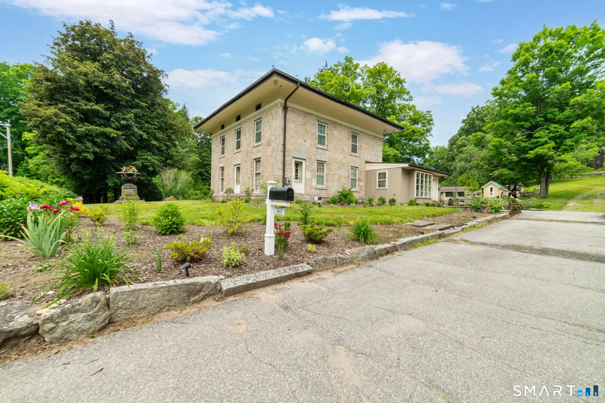 1917 Main Street North, Woodbury