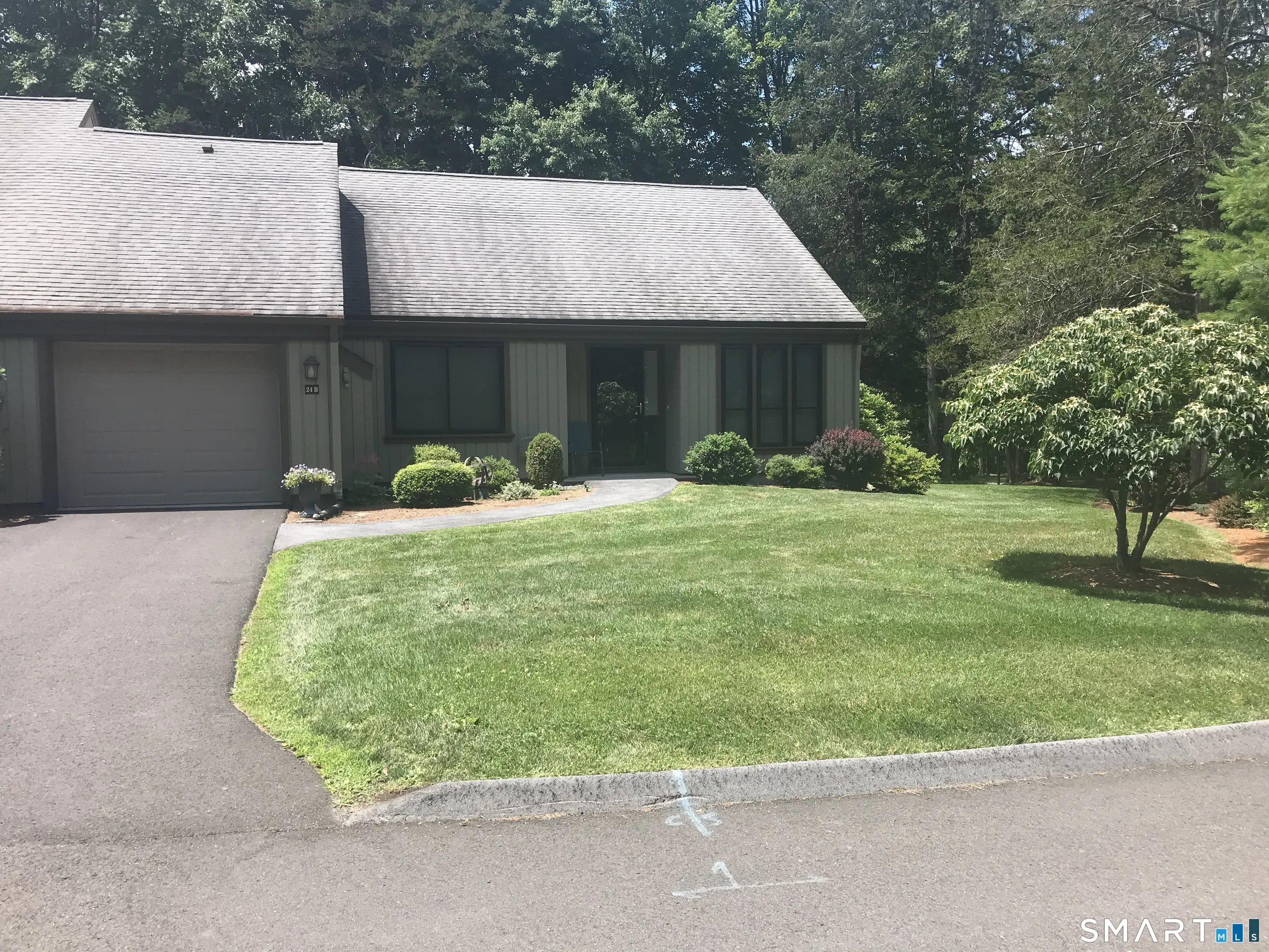 24-b Heritage Crest B, Southbury