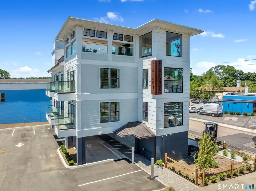 32 Broadway Avenue, Stonington