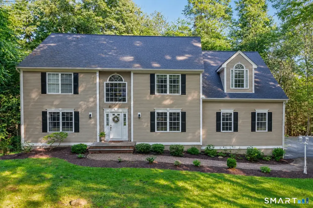 29 Narragansett Trail, Newtown