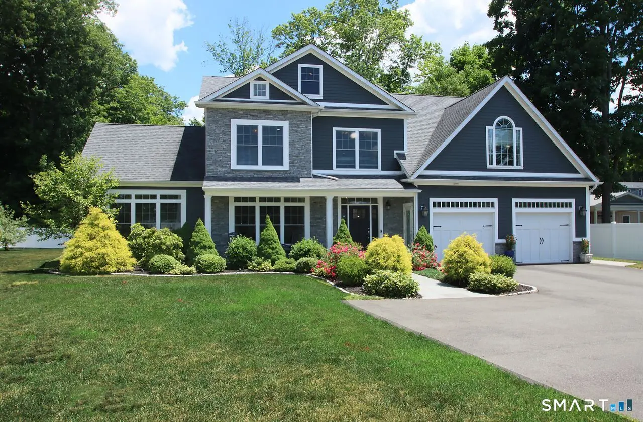 2095 Whitney Avenue, North Haven