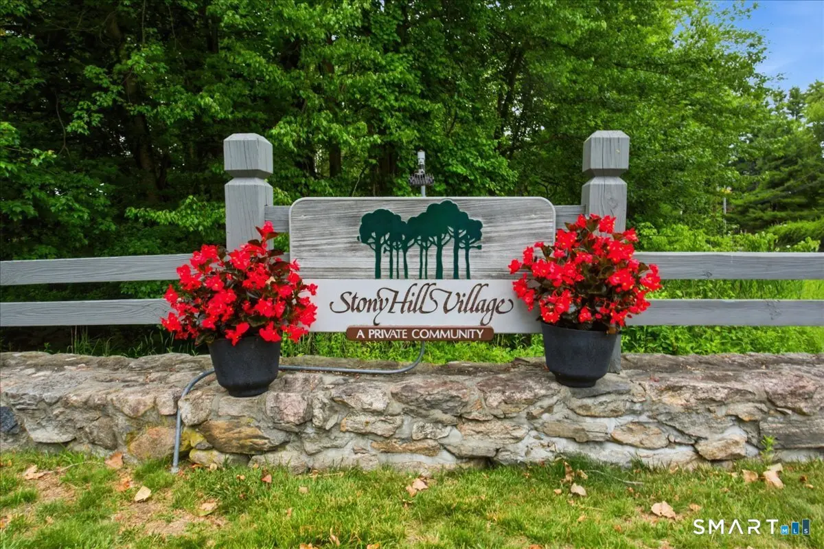 135 Heatherwood Drive 135, Brookfield