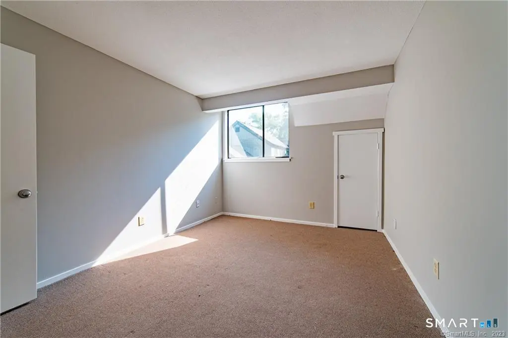 140 Woodvale Drive E, Southbury