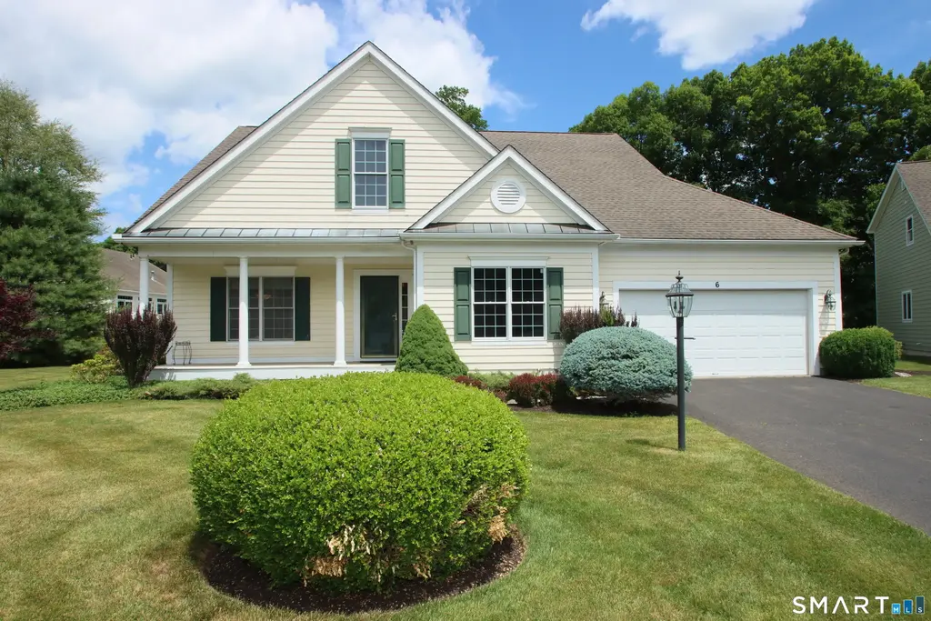 6 Carriage House Lane 6, Brookfield