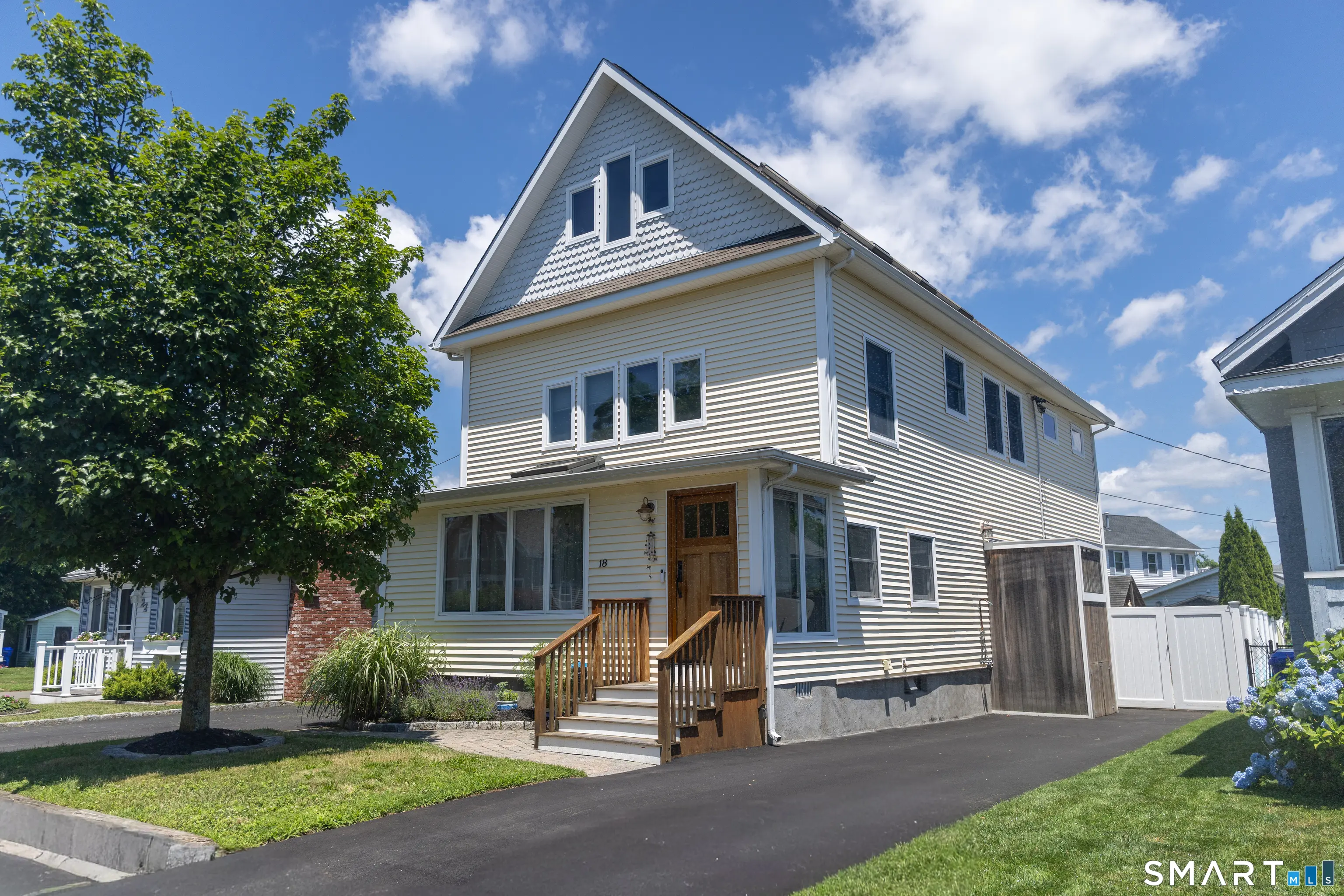 18 Waverly Road, Branford