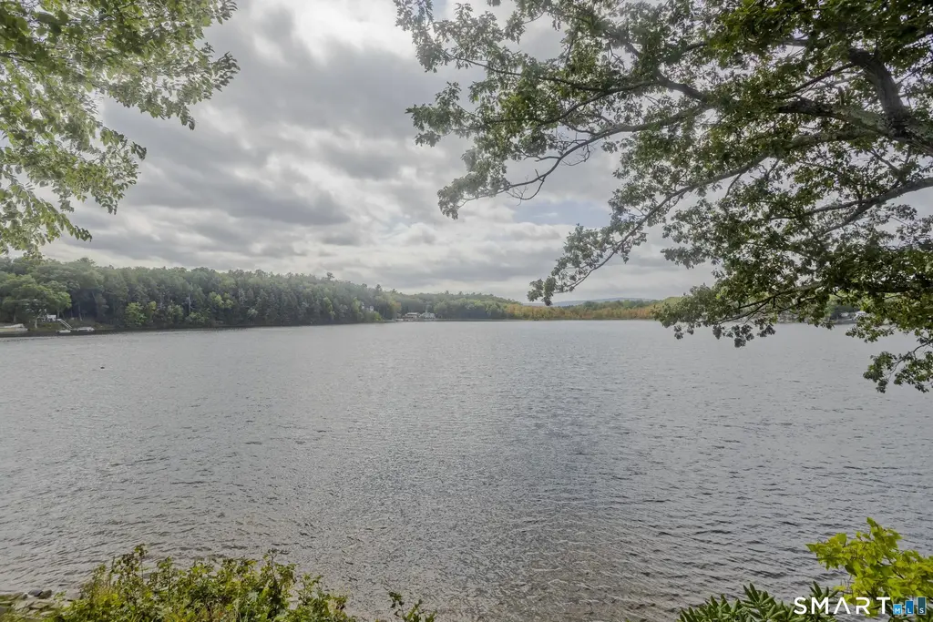 371 Lakeview Drive, Suffield