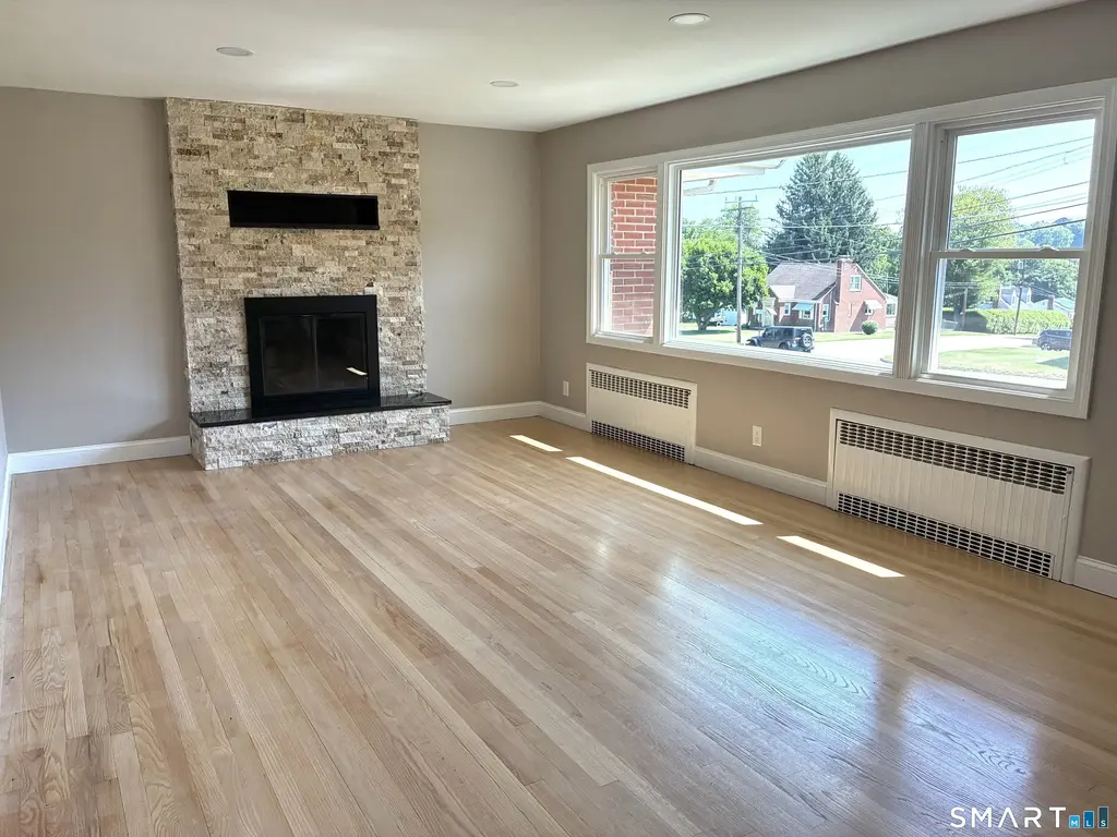 347 Farm Hill Road, Middletown