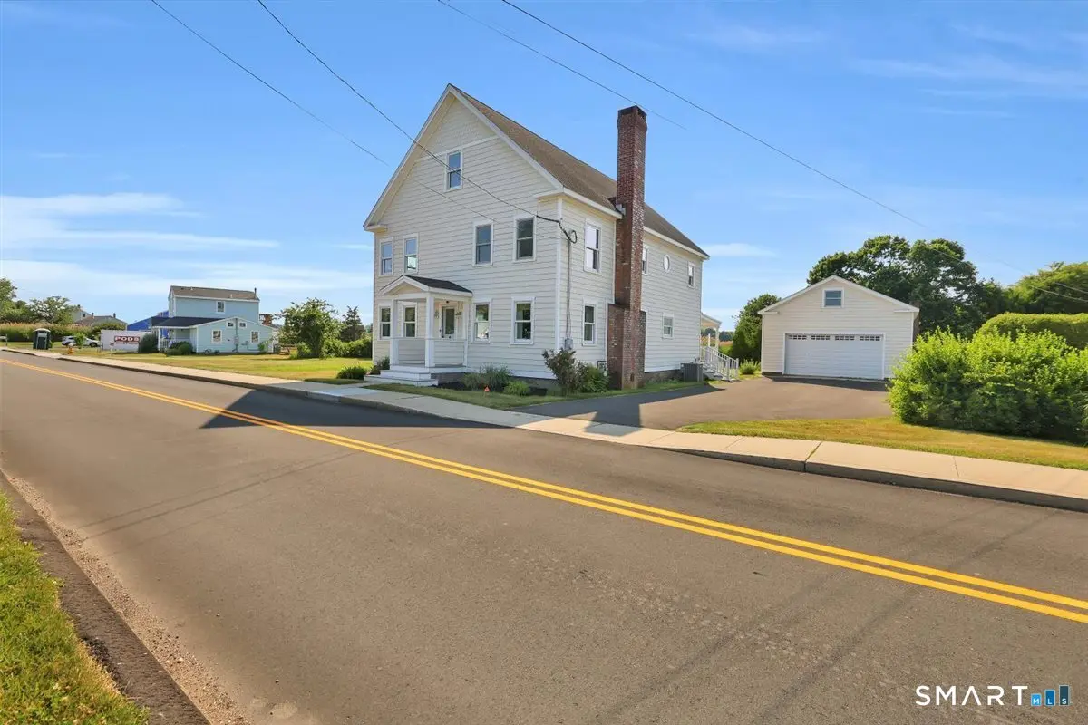 33 Seaside Avenue, Guilford