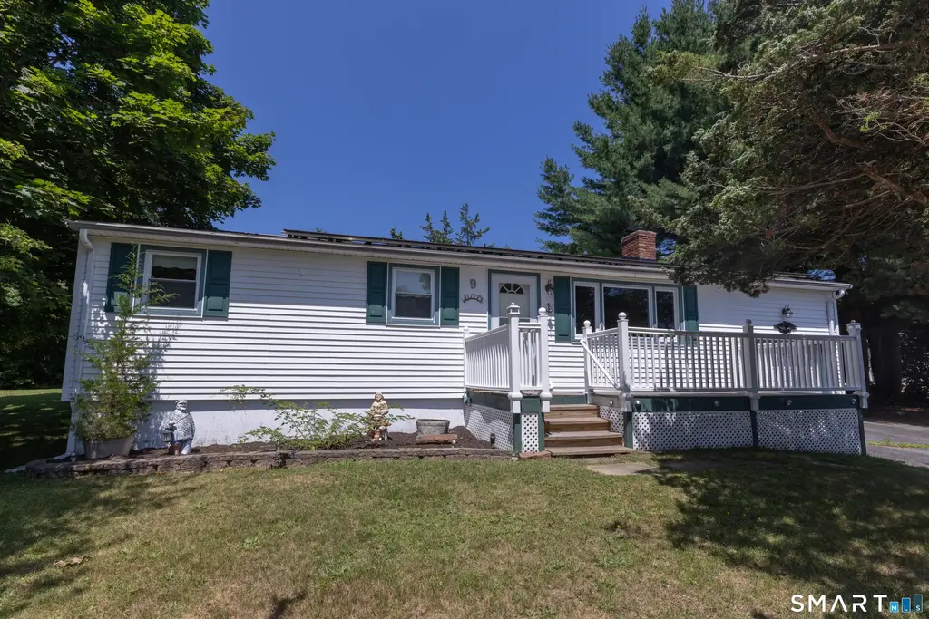 9 Whitewood Road, Clinton