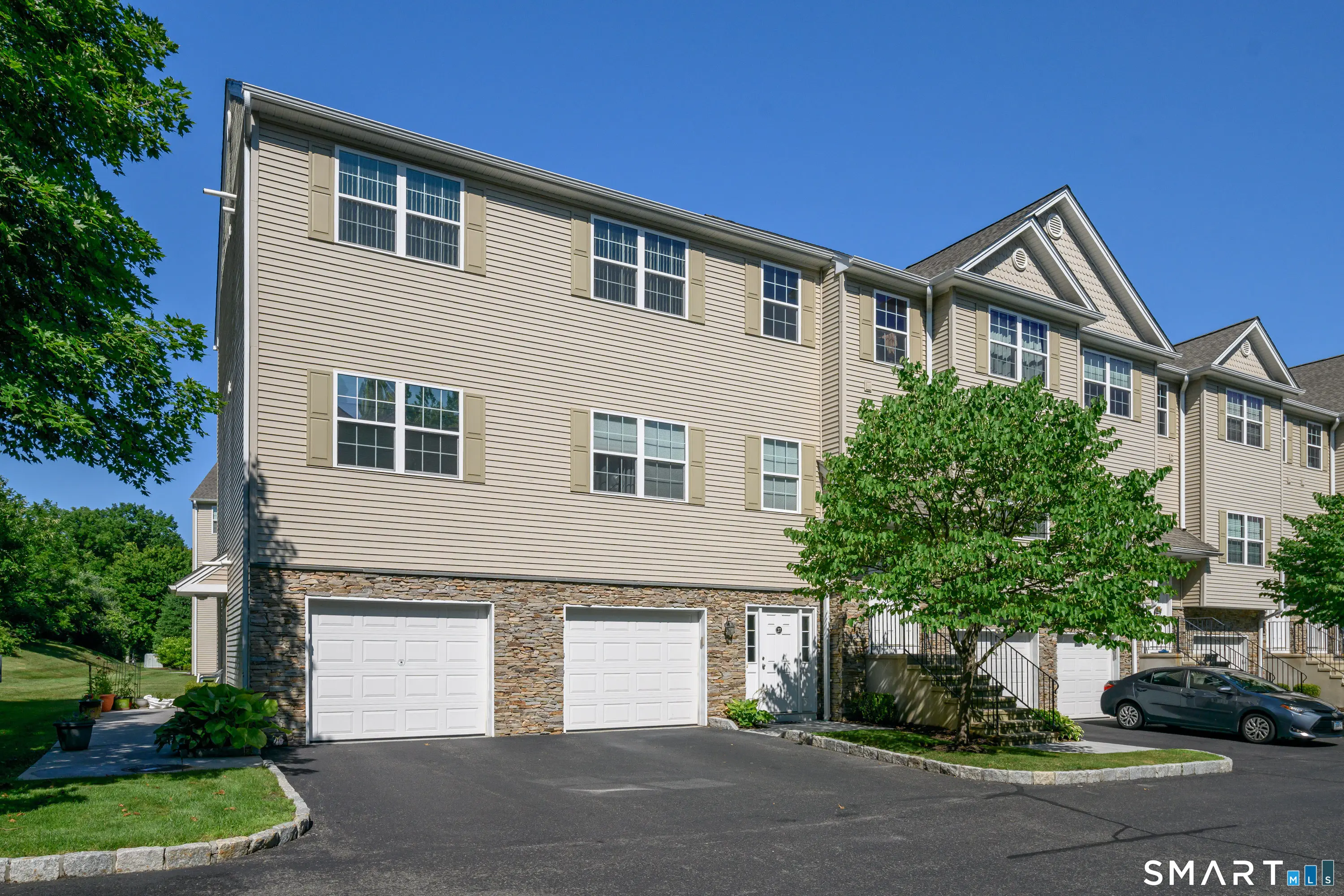 27 Riverview Court 27, Brookfield