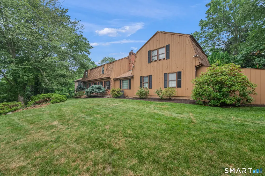 4898 Main Street, Stratford