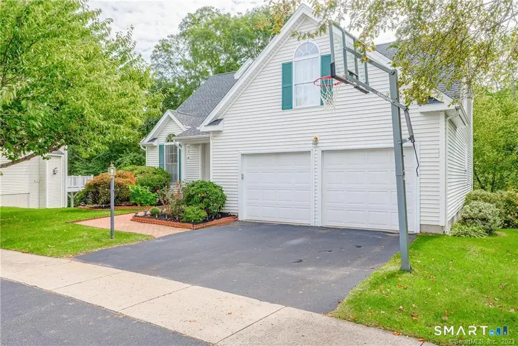 83 Fox Hollow 83, Avon