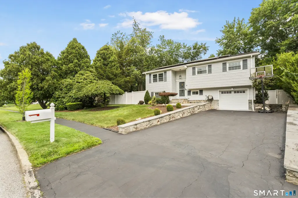 8 Country Club Road, Norwalk