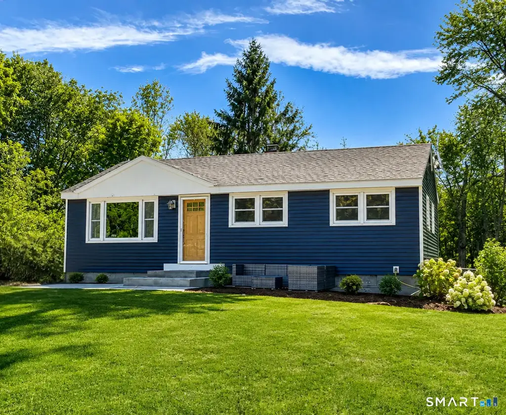 38 Pond Drive, North Stonington