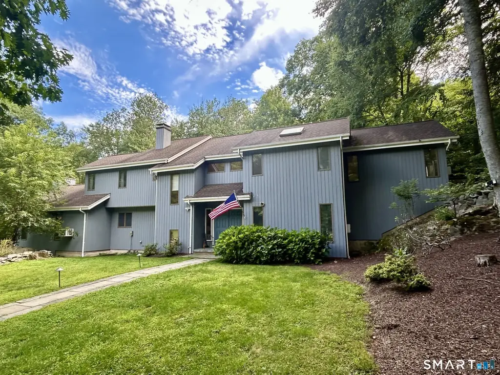 4 Deerfield Road, Brookfield