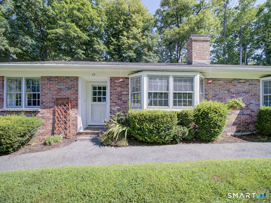 13 Douglas Drive 13, Brookfield