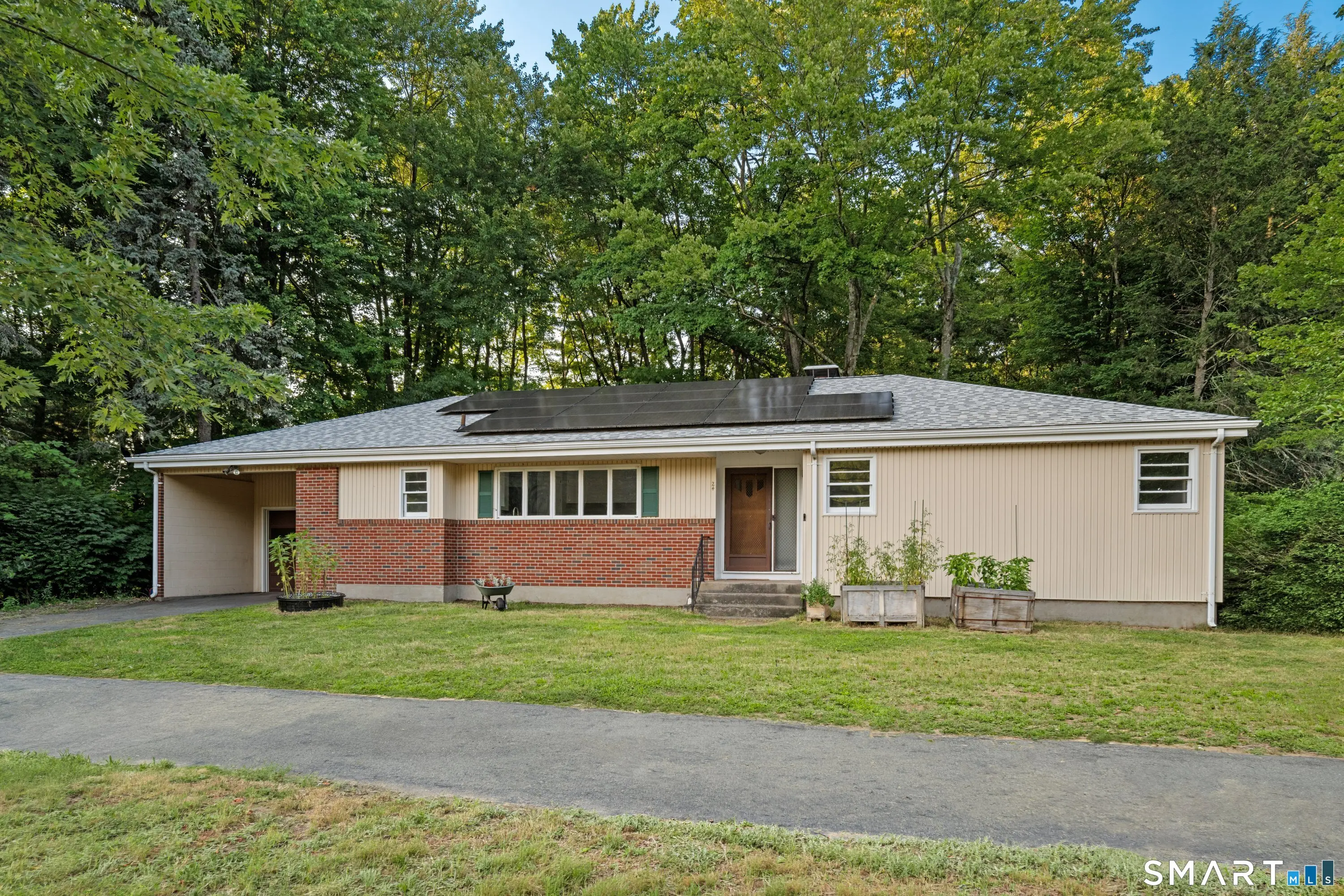 24 East Wintonbury Avenue, Bloomfield