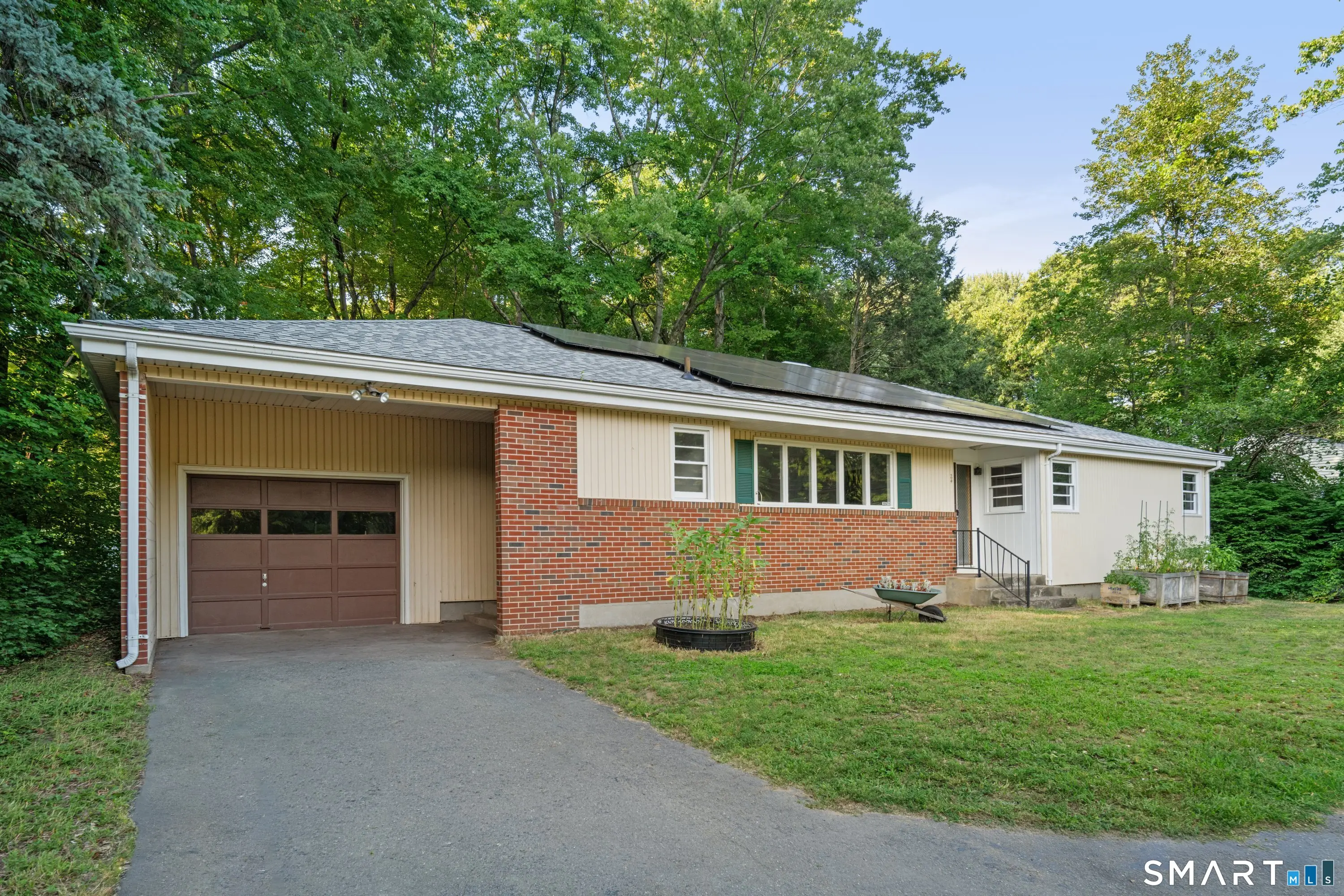 24 East Wintonbury Avenue, Bloomfield