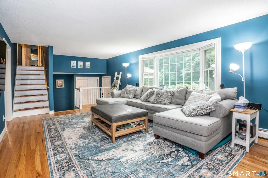 20 Munnisunk Drive, Simsbury