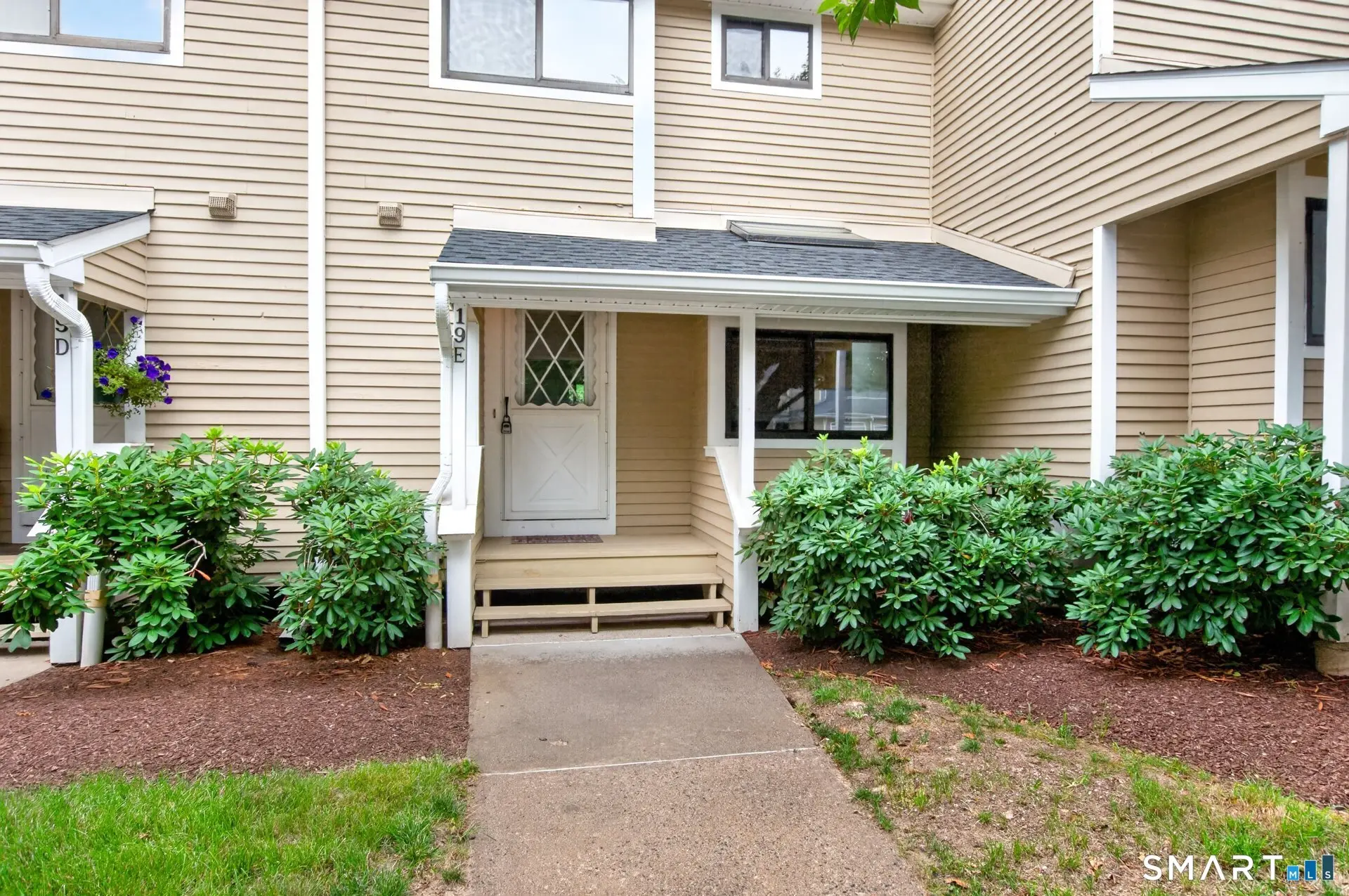 19 Wiggins Farm Drive E, Simsbury
