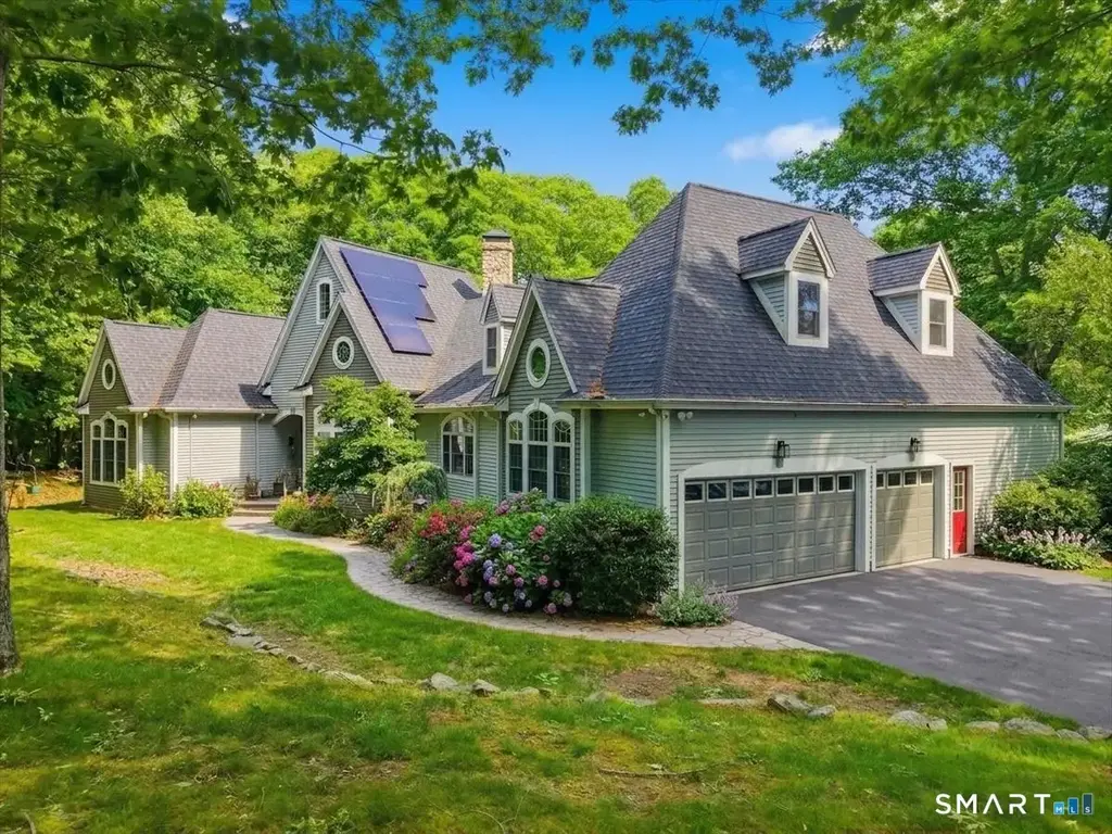 24 Bittersweet Way, Stonington