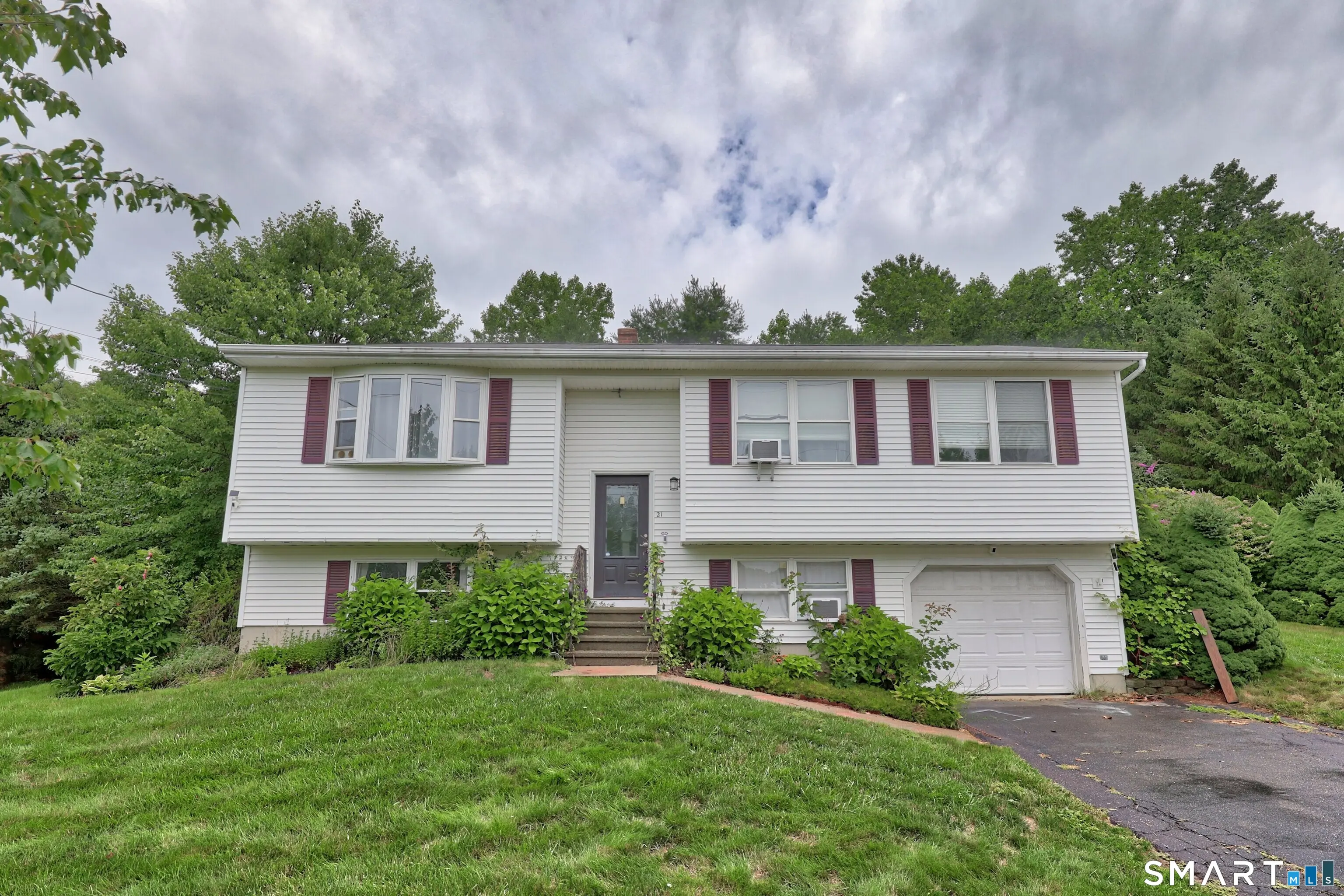 21 Applewood Lane, Naugatuck