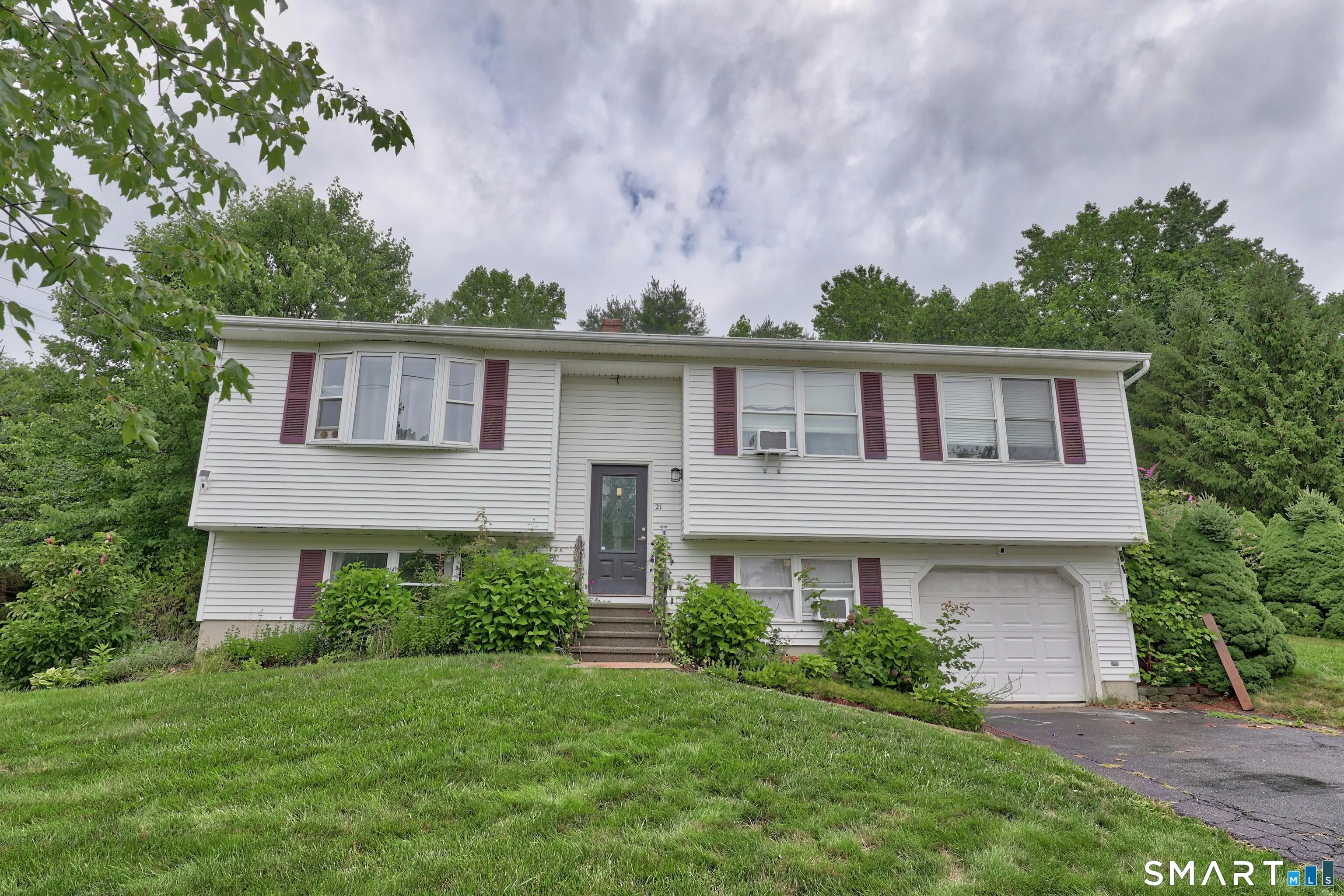 21 Applewood Lane, Naugatuck