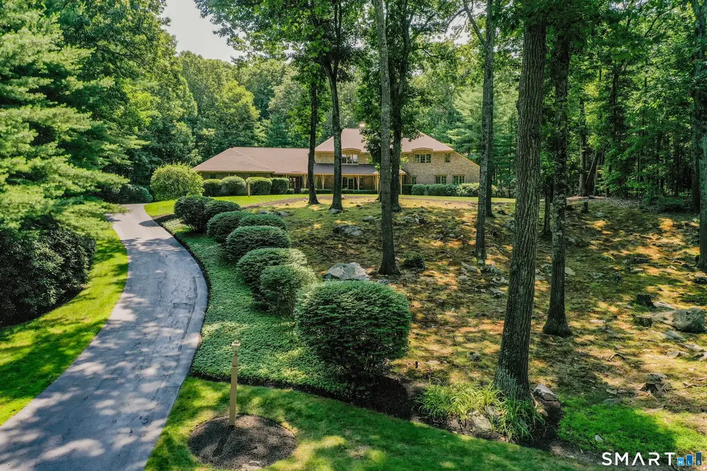 33 Saxon Woods, Avon