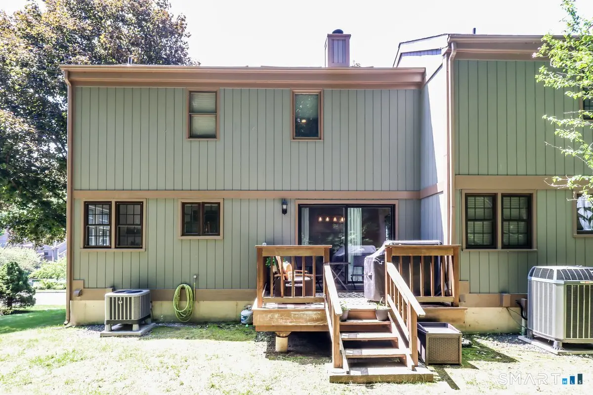 89 Heatherwood Drive 89, Brookfield