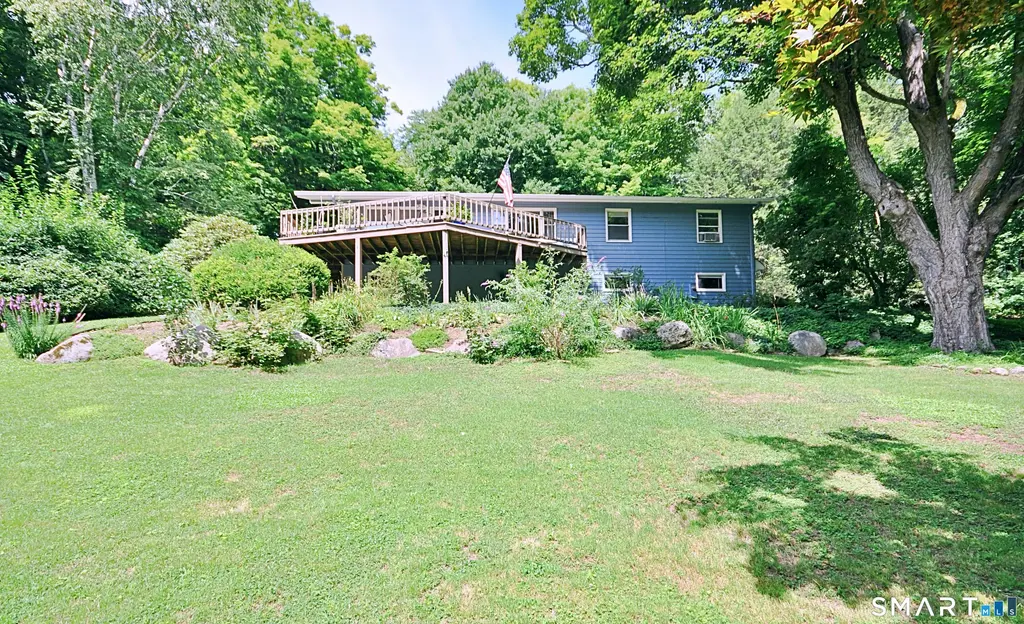21 Carriage Lane, Roxbury