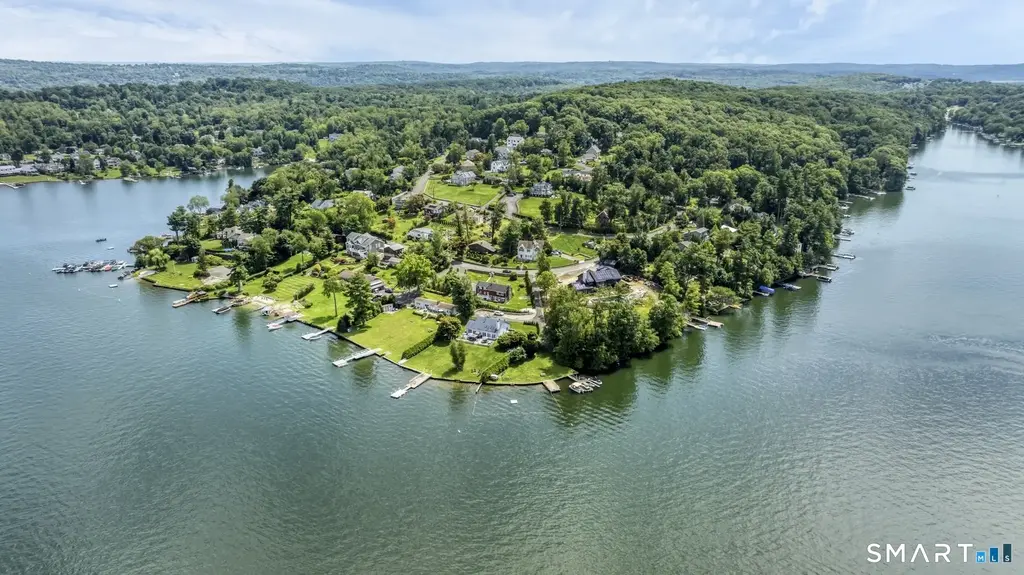 11 Pocono Point Road, Danbury